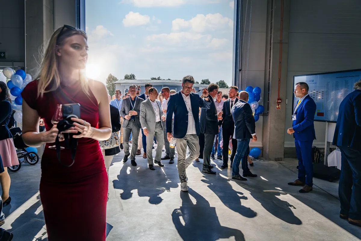 Hostka v elegantních šatech na firemním eventu pod širým nebem